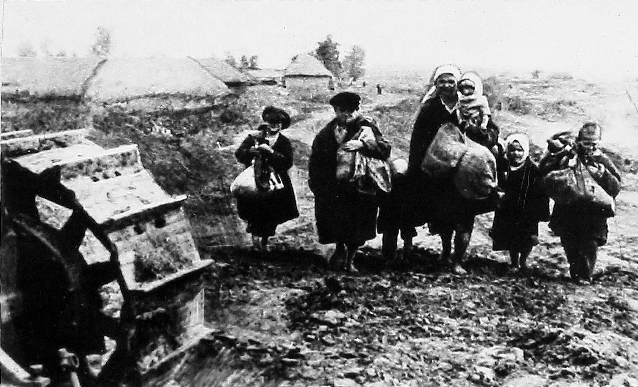 Семья Елены Залогиной возвращается в родную д. Захаровку Глазуновского района (старшему сыну — 10 лет, младшему — 8 месяцев). Орловская обл.