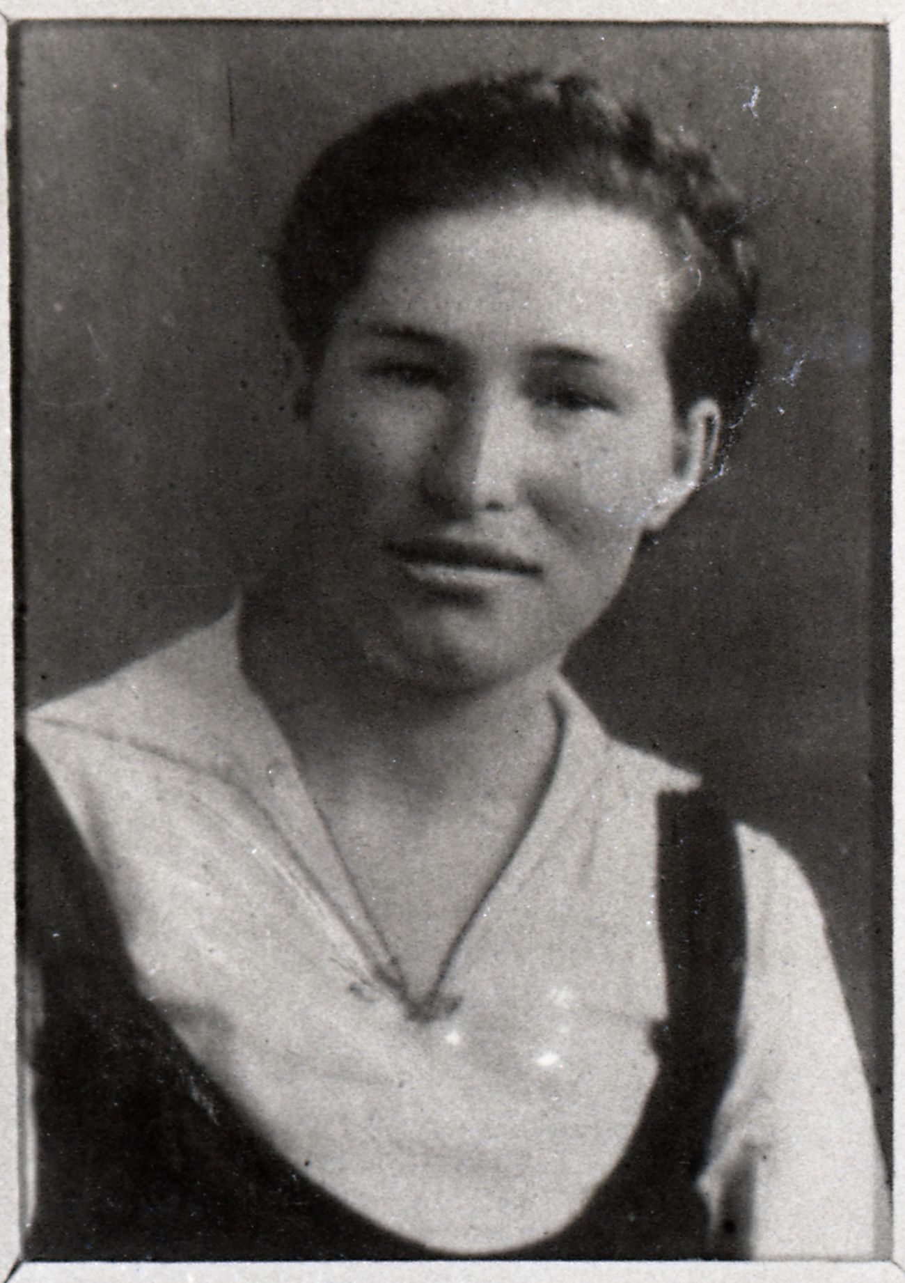 Е.С. Захарова, наборщица газеты «За Родину», издававшейся Севастопольской Коммунистической подпольной организацией в тылу немцев, расстреляна 16 апреля 1944 г.